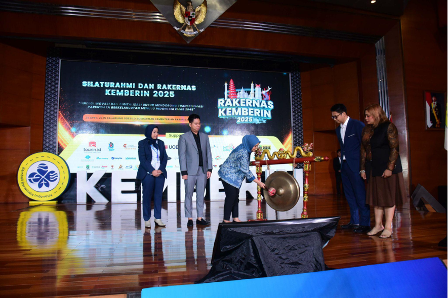 Pembukaan acara secara resmi dengan memukul gong oleh Ika Kusuma Permana Sari - Asisten Deputi Peningkatan Kapasitas Masyarakat, Kementerian Pariwisata