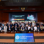 Foto bersama dengan seluruh peserta yang hadir di acara