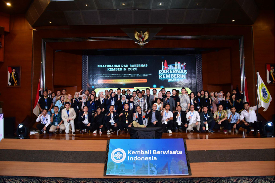 Foto bersama dengan seluruh peserta yang hadir di acara
